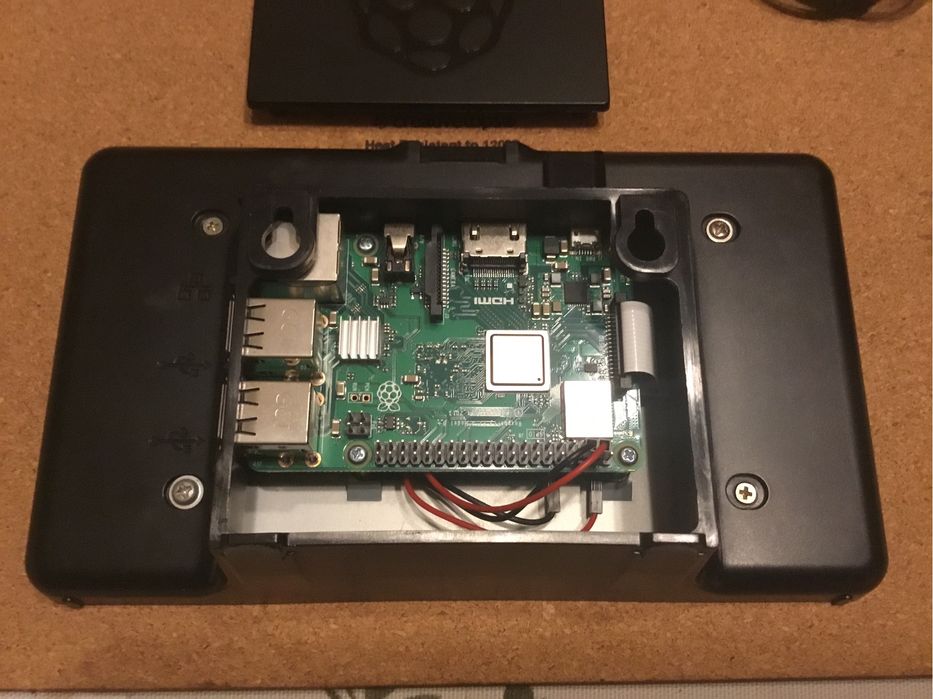 Одноплатный микрокомпьютер Raspberry Pi 3 Model B+в корпусе с сенсорным дисплеем