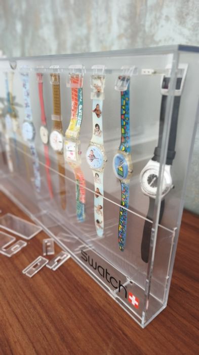 Coleção de 12 relógios Swatch com expositore