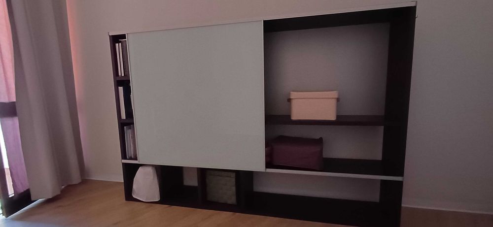 Estante com porta deslizante