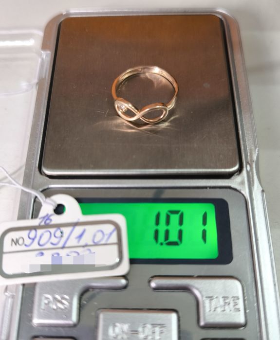 Кольцо золотое Бесконечность. Вес 1.01. Размер 16
