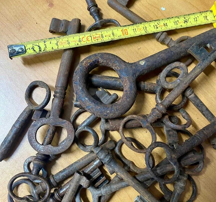 Chaves antigas de portas, cadeados, móveis, relógios, etc.