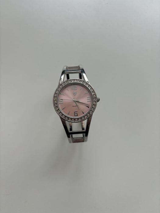 Zegarek z różową tarczą i ozdobnymi diamentami AURIOL
