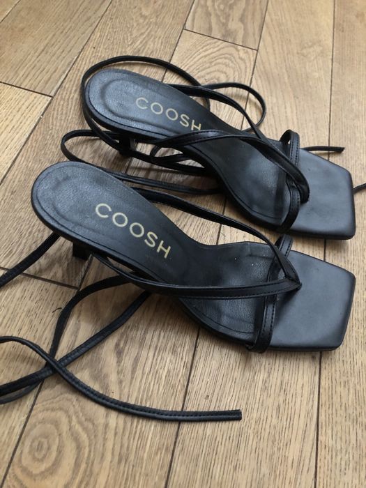 Босоножки на завязках coosh