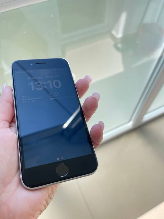 Продам iphone se 2020 64 gb white