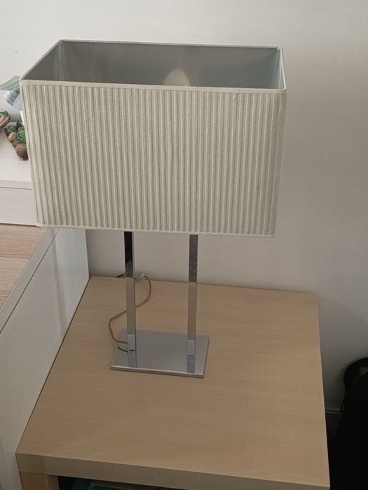 Mesa de sala e candeeiro de mesa