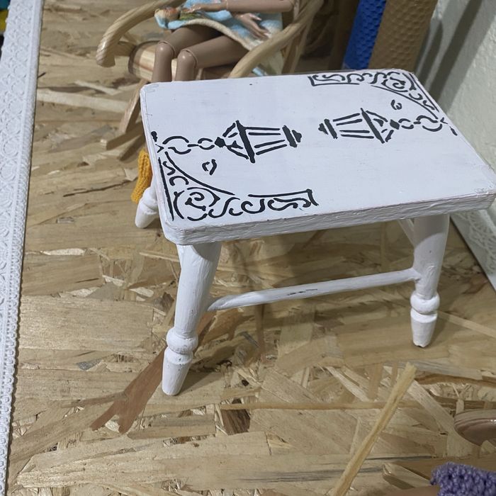 деревʼяний стіл для Барбі