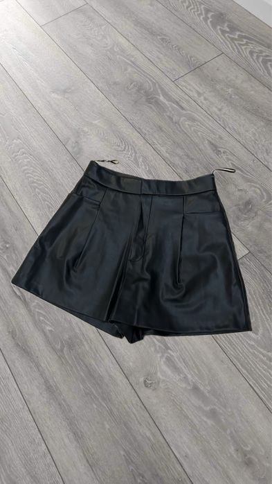 Шкіряні шорти Zara розмір С