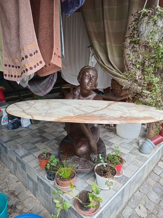 Продам статуеткy журнальный столик