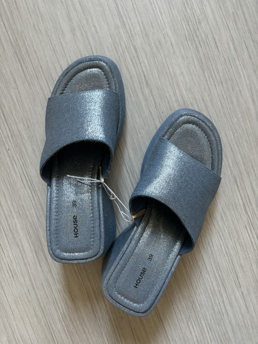 Niebieskie klapki na platformie