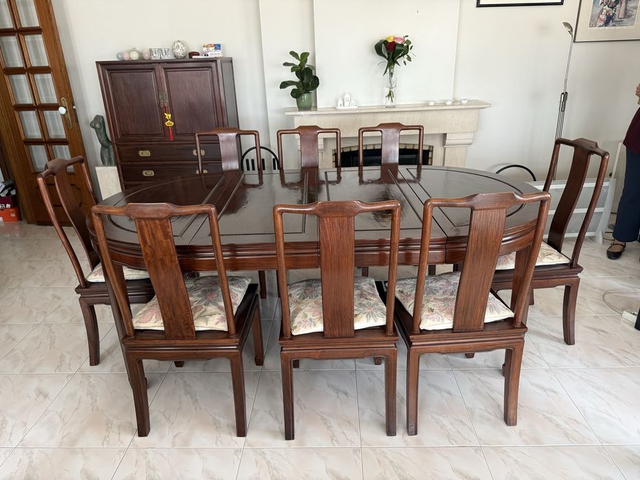 Mesa de Jantar Extensível Oriental e 8 Cadeiras em Madeira Maciça Nobre
