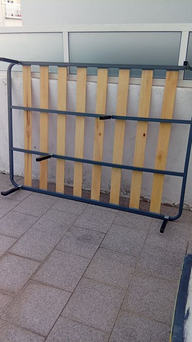 Estrado com pernas 140*190 em muito bom estado. A levantar pelo comprador .