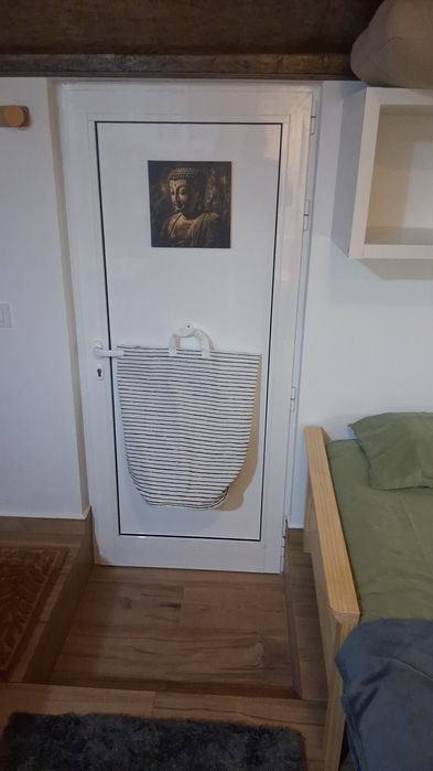 Arrenda-se T0, espaço muito pequeno, colado a moradia.