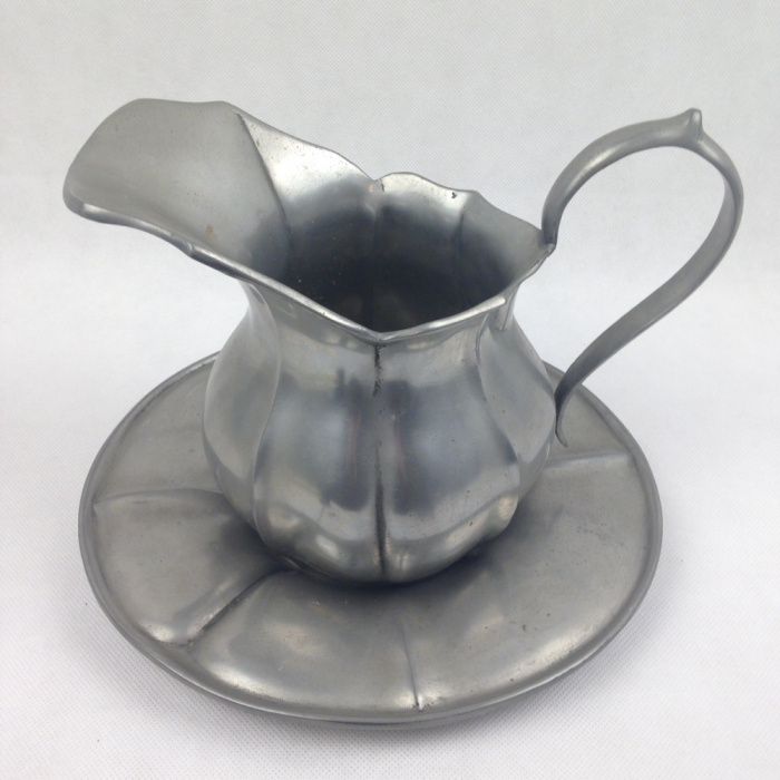 Conjunto de Jarro e Prato em Estanho