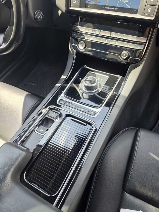 Jaguar XE 25t      2018