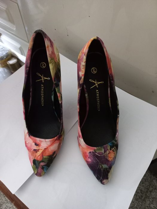 Sapatos novos em cetim multicolorido