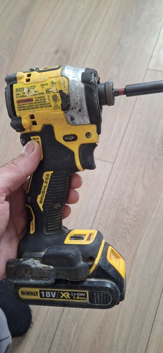 Шуруповерт деволт DCF850