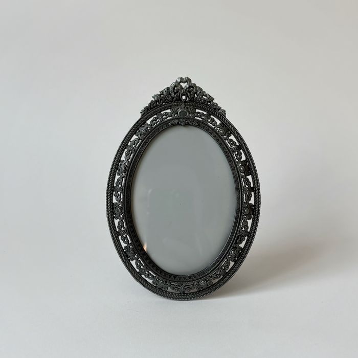 Ashleigh Manor  owalna, metalowa ramka w wiktoriańskim stylu