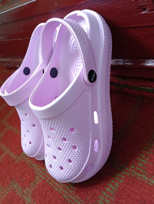 Жіночі крокси.