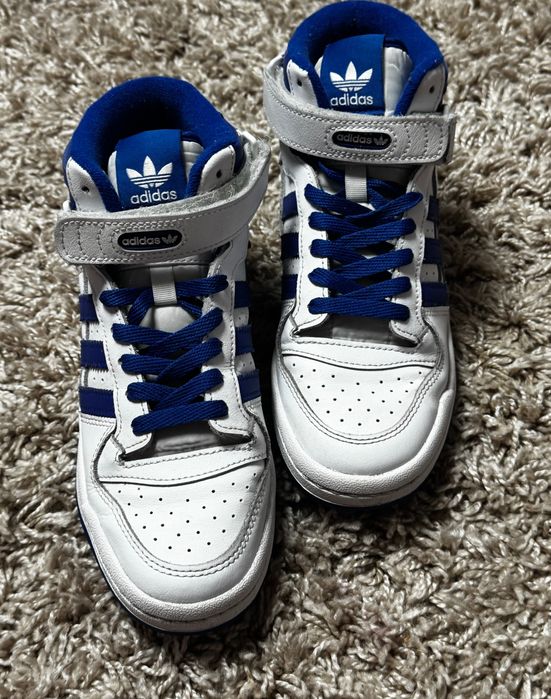 Баскетбольні кросівки Adidas Forum Mid білого кольору з синіми деталями
