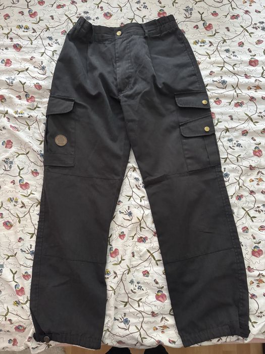 Czarne spodnie cargo