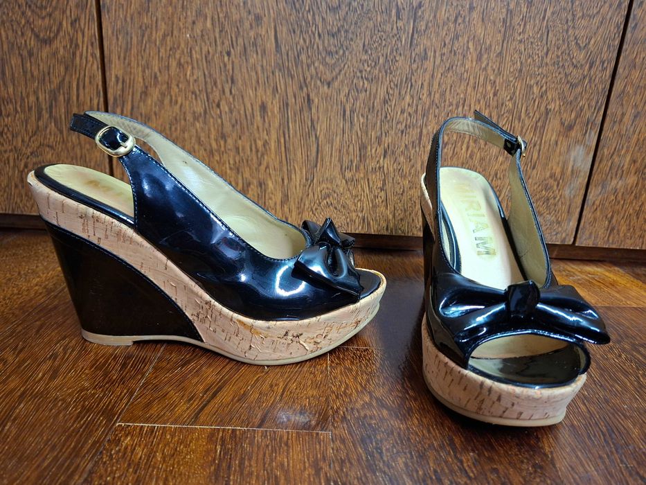 Sandálias pretas de verniz com cunha e cortiça