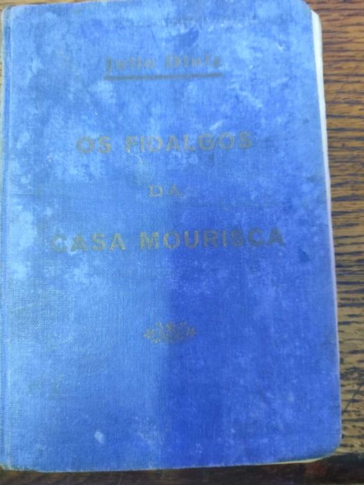 livro é uma edição de "Os Fidalgos da Casa Mourisca" de Júlio Dinis, publicada pela Livraria Barateira