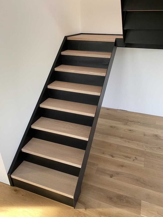 Schody na konstrukcji stalowej, metalowe, samonośne, loft nowoczesne