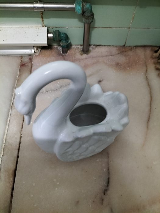 Cisne de louça branca