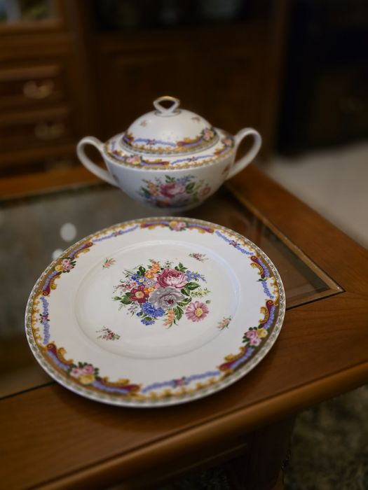 Conjunto de Terrina e travessa de porcelana Limoges.
Design: As peças apresentam uma