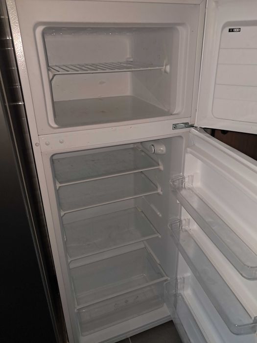 Vendo semi novo ainda com 2 anos de garantiaFrigorifico