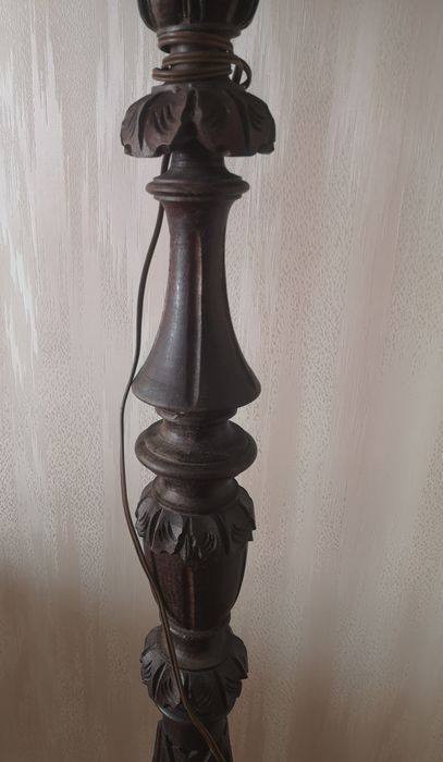 Candeeiro de sala, com pé alto, de madeira  escura.