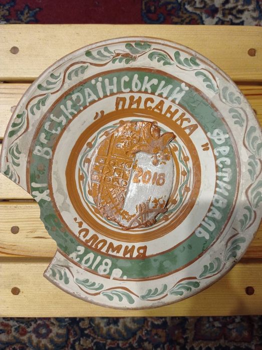 Глиняна тарілка для декору,є ньюанс