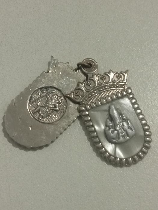 Dois belos pendentes religiosos