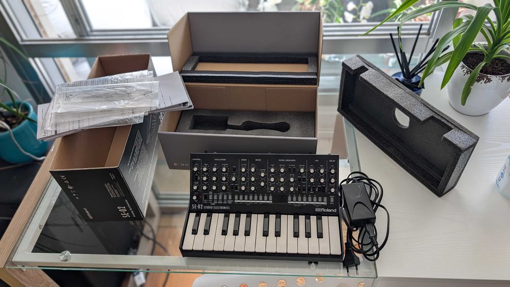 Roland Boutique SE-02 Sintetizador Analógico + K-25m Controller
