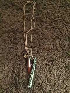 colar castanho com 2 pendentes