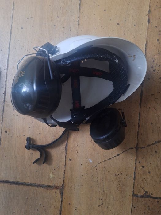 Kask budowlany że słuchawkami