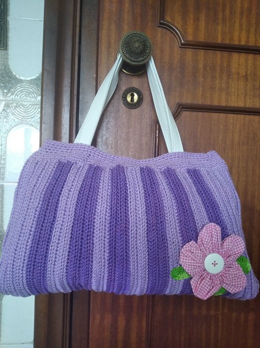 Mala  em crochê feita à mão