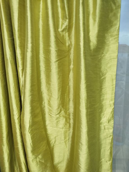 Штора с люверсами и лентой для крючков.