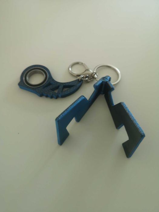 Keyrambit i stojak na telefon