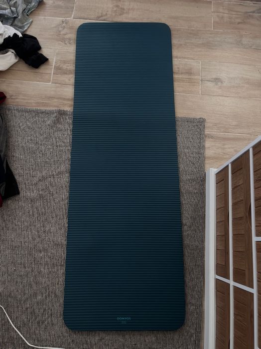 tapete de yoga y dois halteres de dois quilos