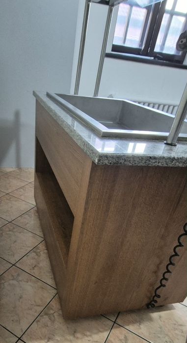 Bar sałatkowy z blatem granitowym