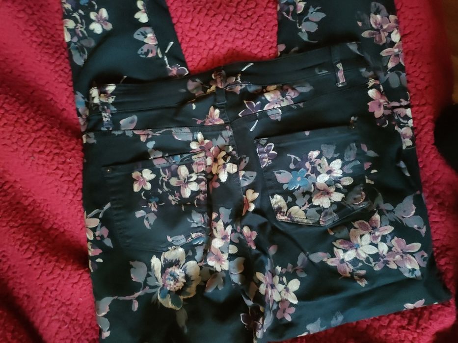 Spodnie jeans w motyw kwiatowy,super na wiosnę i lato.