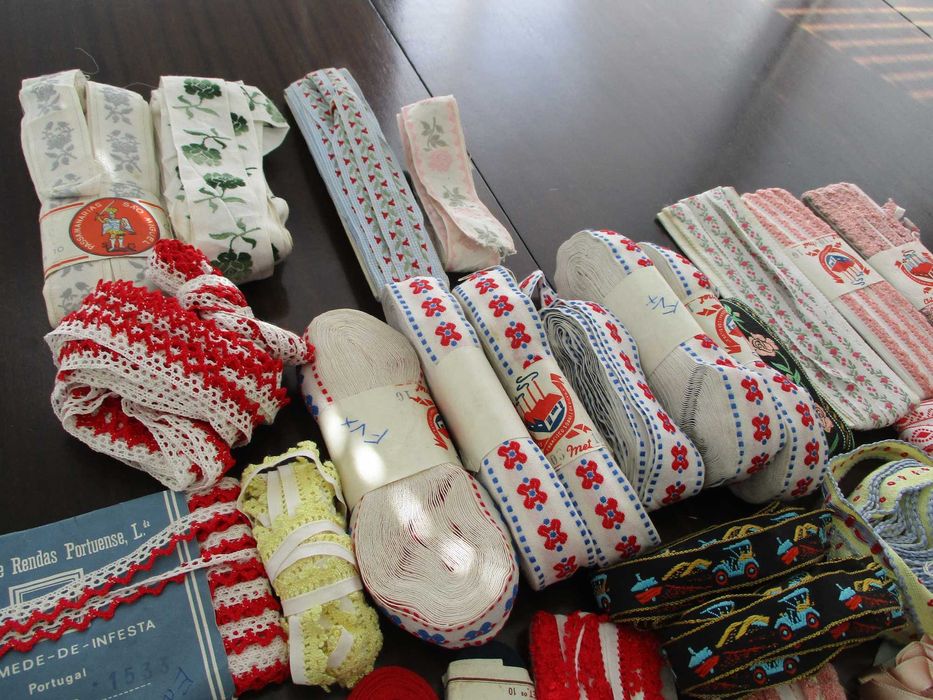 Lote de várias rendas brancas para aplicações, fitas bordadas decorativas, fita grega, restos novos de retrosaria