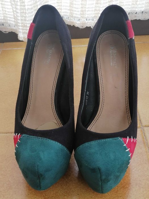 Sapatos de senhora tacão alto