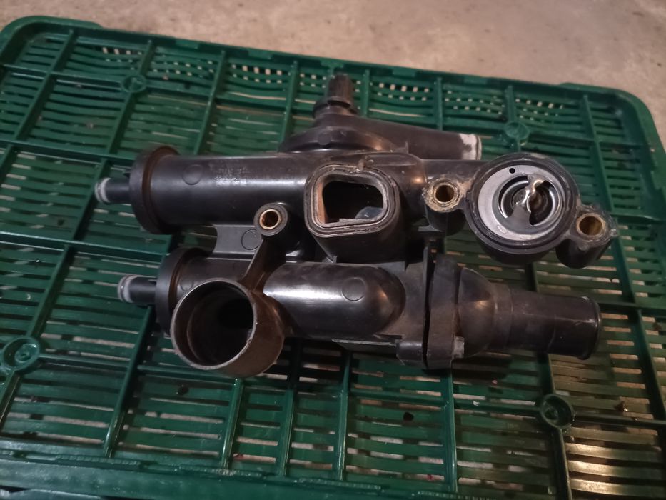 Корпус термостата до Додж авенжер, Jeep,craisler