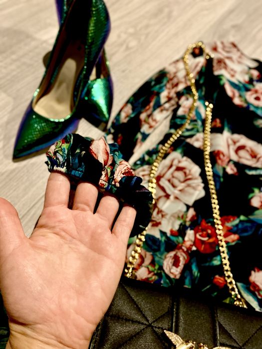 Sukienka mihito kwiaty elegancki wzór czarna róże