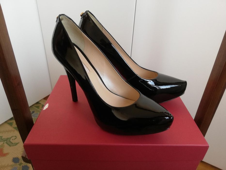 Sapatos em verniz em preto