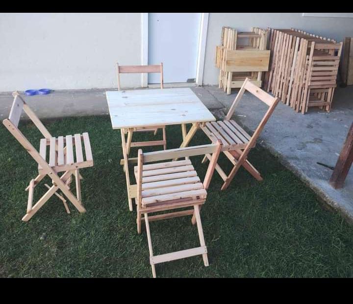 Conjunto de mesa e cadeiras dobráveis