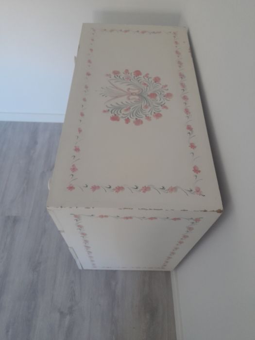 Cómoda em madeira branco para restauração