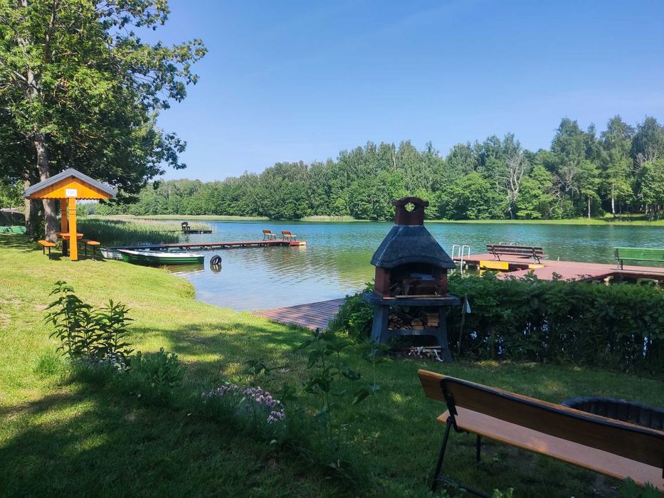 Biały Domek nad jeziorem Serwy z własną linią brzegową
